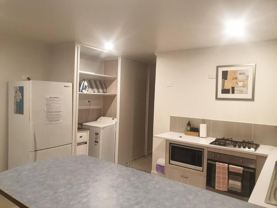 Pet Friendly & Spacious Two Bedroom Guest Unit Caloundra Ngoại thất bức ảnh