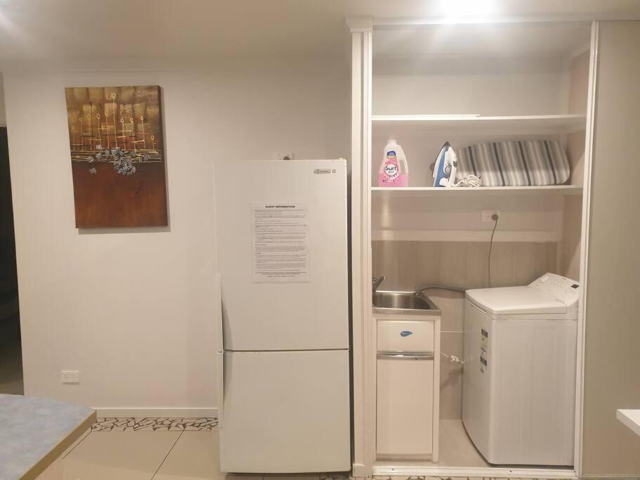 Pet Friendly & Spacious Two Bedroom Guest Unit Caloundra Ngoại thất bức ảnh